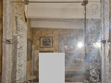 un miroir accroché au mur d'une pièce