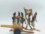 un petit canon miniature sur lequel sont posés des soldats