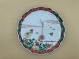 une assiette avec l'image d'un oiseau et de fleurs