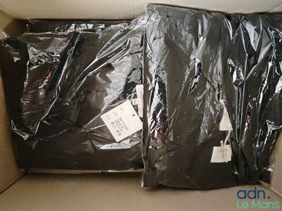 une boîte contenant des vêtements noirs