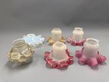 Plusieurs vases en verre sont disposés en cercle sur une table