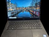 un ordinateur portable sur l'écran duquel apparaît l'image d'un canal