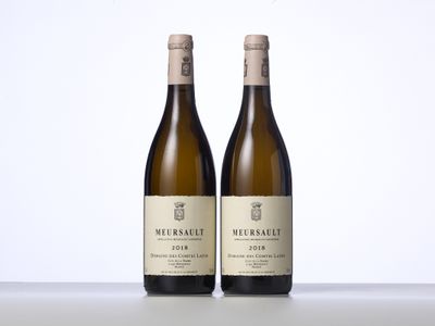deux bouteilles de vin posées sur une table l'une à côté de l'autre