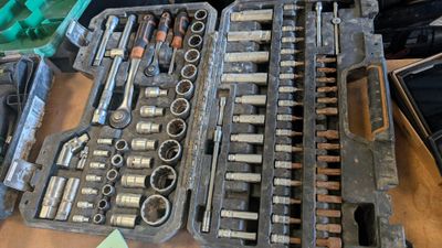 de nombreux outils différents posés sur une table