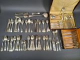 beaucoup de cuillères et de fourchettes en argent dans une boîte en bois