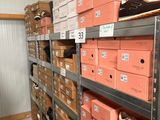 de nombreuses boîtes de chaussures sur les étagères de la pièce