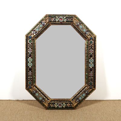 une photo d'un miroir posé par terre