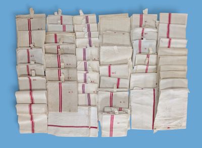 une pile de sacs à rayures rouges et blanches