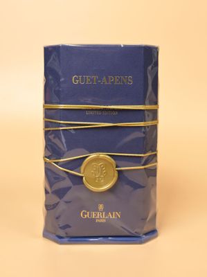 un gros plan d'une boîte bleue ornée d'un cachet de cire