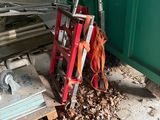 un tas de bric-à-brac par terre, à côté d'une porte verte