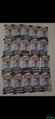 une pile de cartes à collectionner pokemon posée sur une table