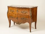 une commode ancienne avec dessus en marbre