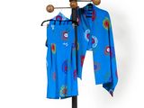 un porte-manteau sur lequel est accrochée une chemise bleue