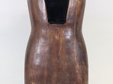 une image représentant un mannequin en bois posé sur un socle, sur fond blanc