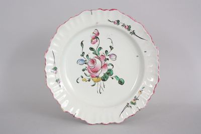 une assiette blanche ornée d'un motif floral rose