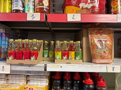 de nombreuses bouteilles de produits alimentaires sur les rayons du magasin