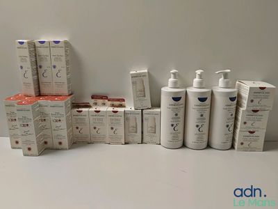 de nombreux types de produits de soins de la peau sur la table