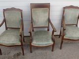 trois chaises avec un revêtement vert, un revêtement vert, un revêtement vert, un revêtement vert, un revêtement vert, un revêtement vert, un revêtement vert, un revêtement vert