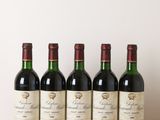quatre bouteilles de vin sont alignées sur une table en bois