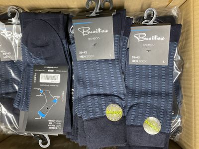 trois paires de chaussettes bleues pour homme dans une boîte