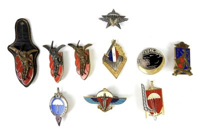 un grand nombre de badges sur une surface blanche