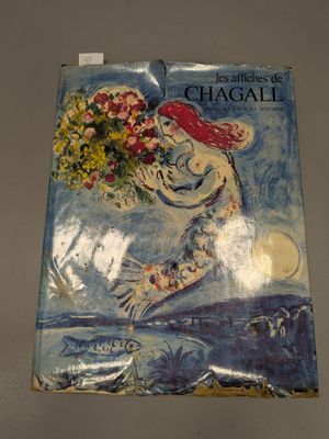 un livre sur lequel figure la photo d'une femme tenant un bouquet de fleurs