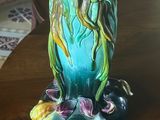 un vase posé sur une table, dans lequel se trouvent des fleurs