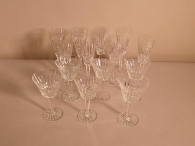 sept verres à vin posés sur une table, sur fond blanc