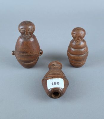 trois petites figurines en bois représentant des singes et une clochette