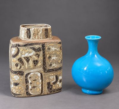 deux vases posés l'un à côté de l'autre sur une table