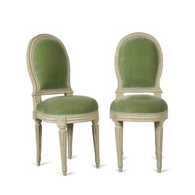 paire de chaises d'appoint peintes de style Louis XVI, avec des assises rembourrées de velours vert
