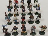 de nombreuses figurines de soldats posées sur une table