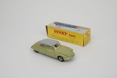 petite voiture miniature avec sa boîte, posée sur une surface blanche