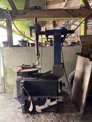 une machine qui se trouve à l'intérieur d'un bâtiment