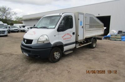 un camion blanc garé devant un bâtiment