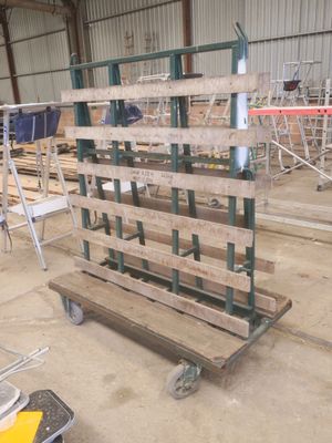une palette en bois entreposée dans un entrepôt