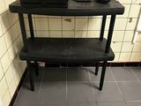 une table noire sur laquelle se trouve un clavier, dans une salle de bains