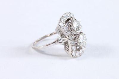 Bague en or gris 750 ‰ sertie de deux diamants principaux de…