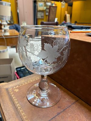 un verre d'eau posé sur une table en bois