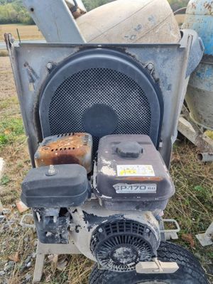 une petite machine posée dans l'herbe