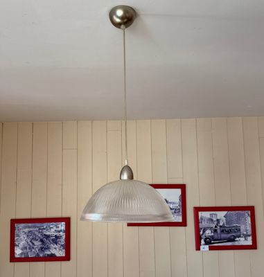 une lampe suspendue au plafond de la pièce