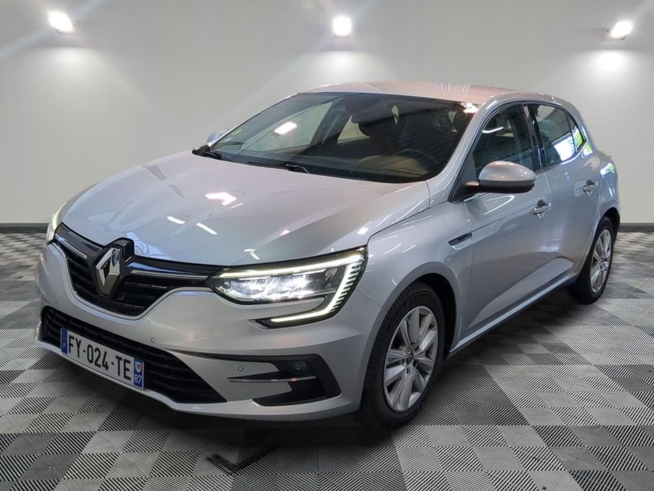 RENAULT - MÉGANE IV BERLINE BLUE DCI 115 BUSINESS - GO - Mise en service: 22/04/2021 - Véhicule grêlé. euro 6