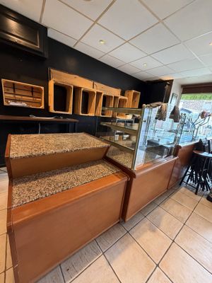 Une vitrine réfrigérée dessus marbre à trois modules: