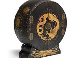 une armoire noire et dorée ornée d'un dragon