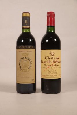 deux bouteilles de vin posées l'une à côté de l'autre sur une table