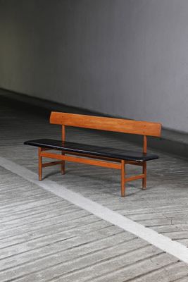 un banc en bois qui se trouve dans une pièce