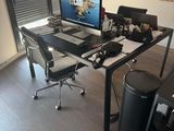 un bureau sur lequel se trouvent un ordinateur portable et un moniteur