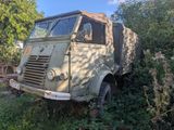 un vieux camion militaire garé dans l'herbe