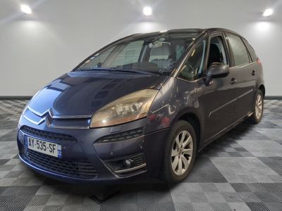la petite voiture bleue est garée sur un carrelage à carreaux