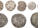 un ensemble de pièces d'argent présentant différents motifs